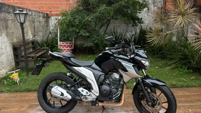 Yamaha Fazer 250 - FZ25 abaixo da tabela.
