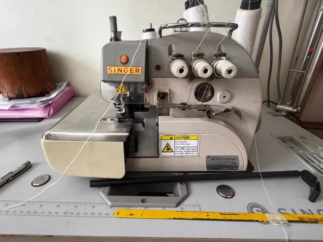 Máquina costura Overlock Singer modelo 321C-131M-04