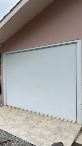 Portão de alumínio branco grande em perfeito estado