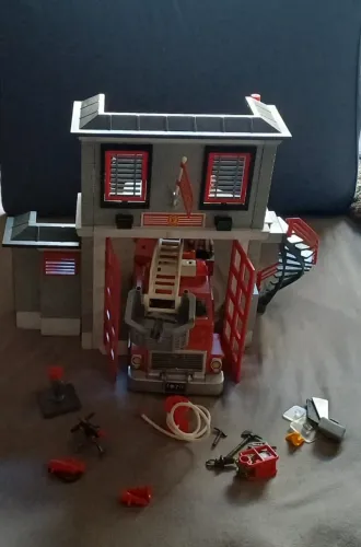 Quartel de Bombeiros + Caminhão de Bombeiros da linha City Action Playmobil