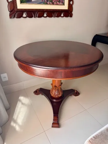 Mesa Redonda de Madeira Maciça Clássica - Linda e Elegante