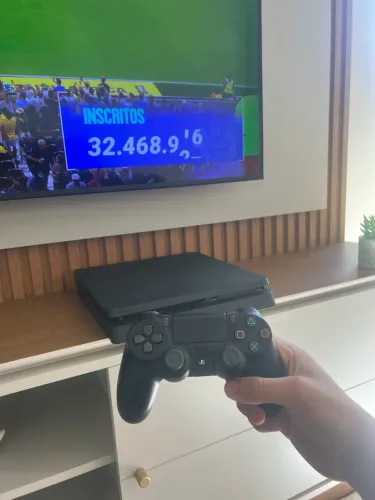 PLAYSTATION 4 1TB + 2 CONTROLE + 7 JOGOS + CABOS - PRONTO PRA USAR