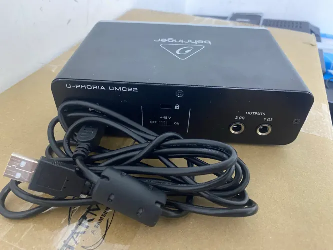 INTERFACE DE ÁUDIO BEHRINGER