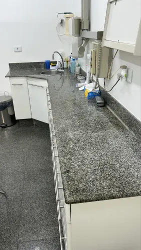 Armário odontológico com 18 gavetas e tampo de granito