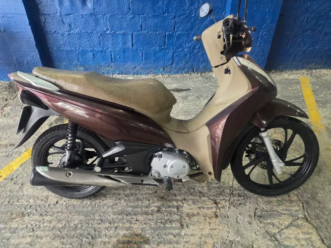 Honda biz completa 18 vezes