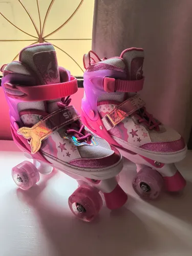 Patins Infantil Arco Íris com ajuste de tamanho. Rodas com Led e mais Kit Proteção