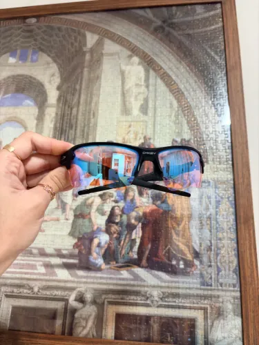 Óculos Oakley esportivo com lente espelhada azul/rosa