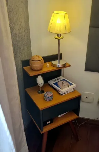 Mesa de Cabeceira Retrô Cinza com Amadeirado e Prateleiras