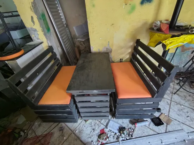 Mesa com 2 bancos 2 lugares, total 4 lugares.
