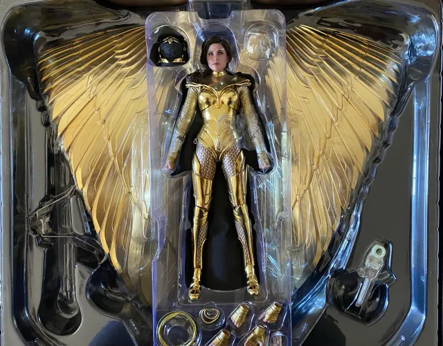 Mulher Maravilha Golden Armor Deluxe Hot Toys