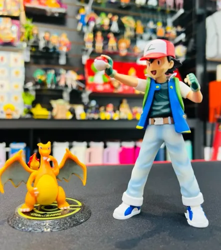 Boneco Ash + Charizard
