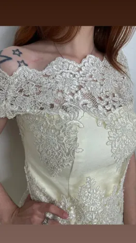 Vestido com pedrarias aplicadas a mão