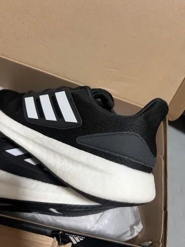 Tênis adidas purê Buster novo na caixa sem uso dois tamanhos um 43 e outro 44