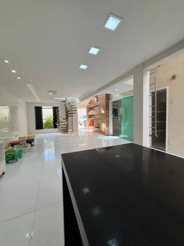 ALUGO CASA EM CONDOMÍNIO NO BAIRRO QUINTAS DO CALHAU