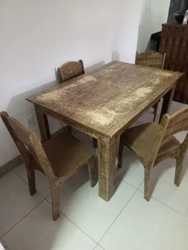VENDE-SE MESA DE MADEIRA COM 4 CADEIRAS