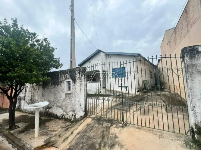 Casa Prática de 2 Dormitórios com Quintal no Jardim Betel
