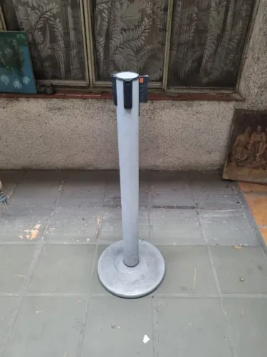 Pedestais De Fila Easyline Com Fita Preta Branco Com Calota Branca