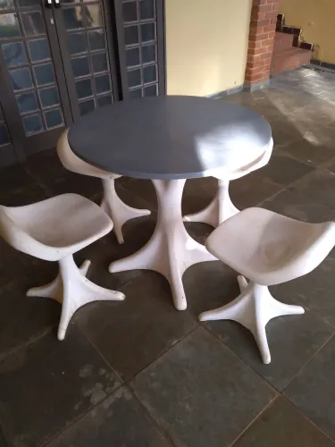 Mesa em fibra de vidro com 4 banquetas.80cm de diâmetro x 75cm de altura. Vintage.Anos 80.