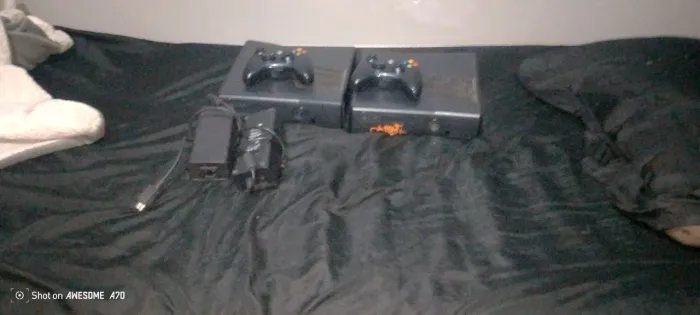 Dois Xbox 360 dando luz vermelha