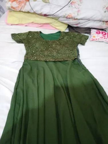 Vestido verde oliveira de madrinha usa única vez 