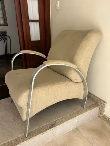 Poltrona veludo bege - pés e braços em alumínio 