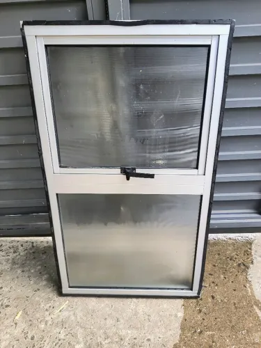 Vitro de alumínio maxim- ar medidas 0,90cm altura,0,58cm largura,0,5cm espessura.l