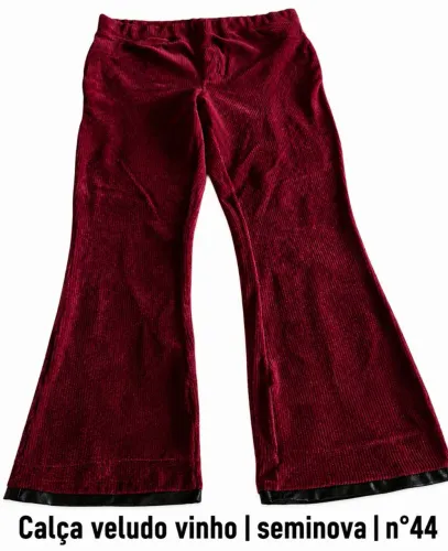 Calça vinho, veludo com elastano, seminova, detalhe barra em couro, n°44, $ 59,90.