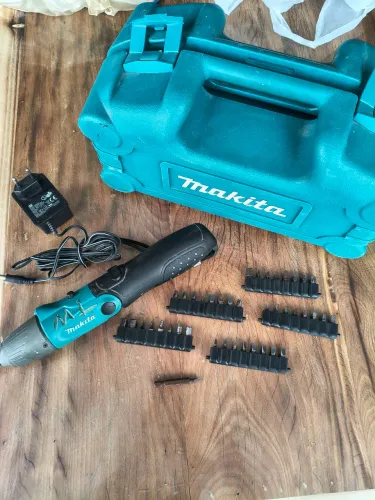 Parafusadeira elétrica Makita 6723d