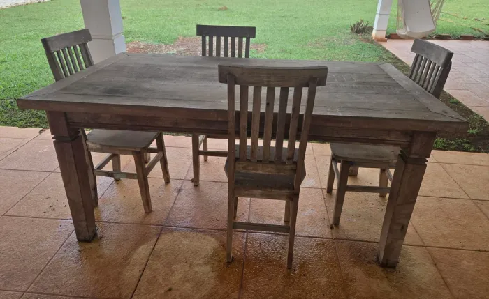 Mesa com 4 cadeias