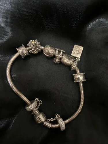 Pulseira Pandora original com sete berloques 