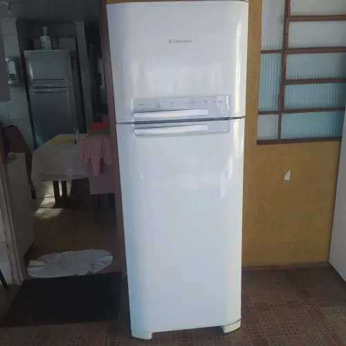 Geladeira Eletrolux Frost Free bem conservada