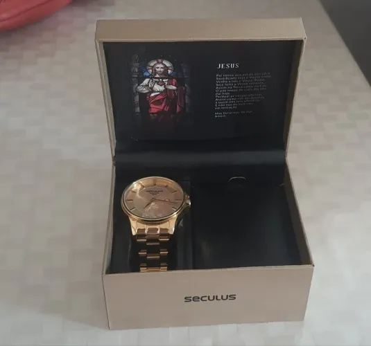 Relógio Masculino Seculus Long Life Dourado Com imagem Religiosa sem Escapulario