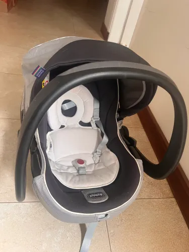 Cadeirinha para bebê - carro Chicco com o suporte