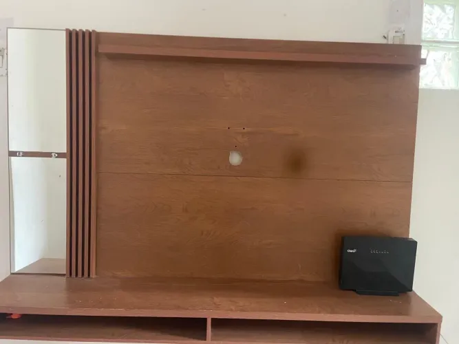 Painel de TV e Home suspenso