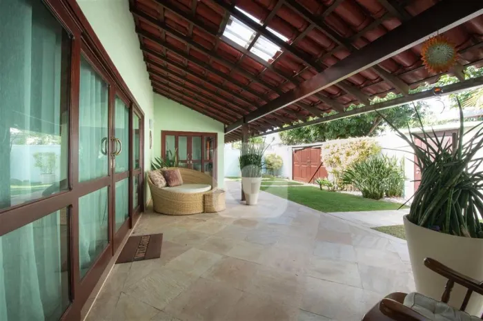 Casa Linear em codomínio, com 621m2, na Barra da Tijuca.