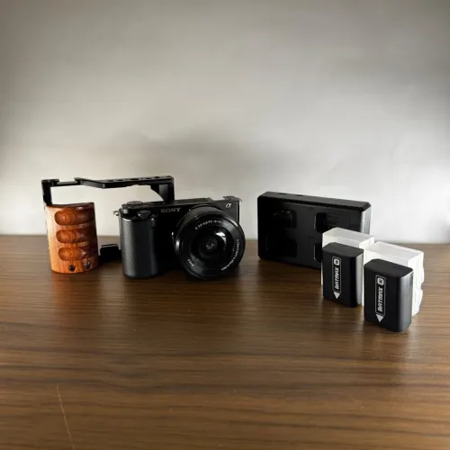 Kit Profissional Sony ZV-E10 + Lente 16-50mm + Cage com Grip + Baterias Extras