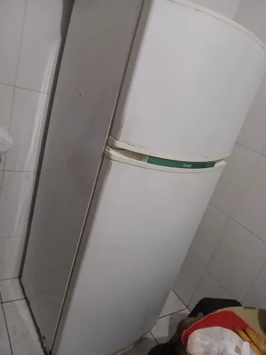 Vendo uma geladeira grande e espaçosa em ótimo estado, no valor de 600 reais a vista!
