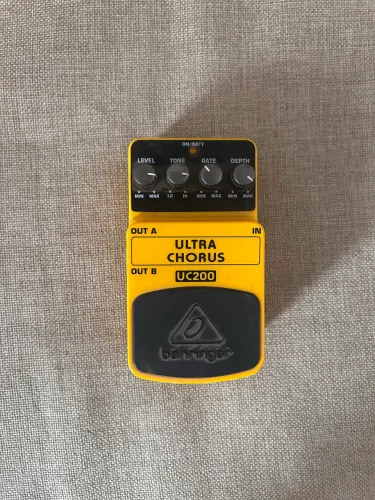 Pedal de efeito Chorus - Ultra Chorus UC200 Behringer