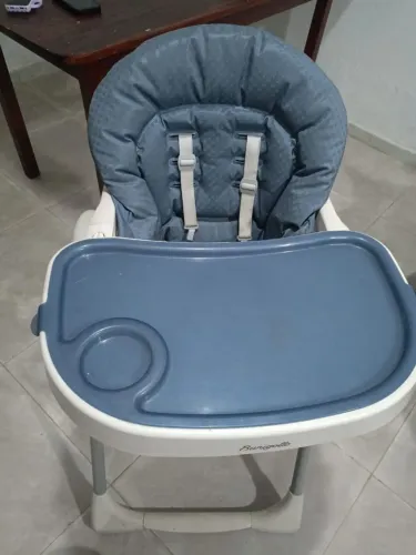 Vendo está cadeira de alimentação bem conservado