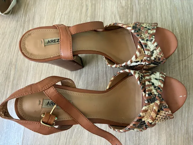 Vendo sandália Arezzo