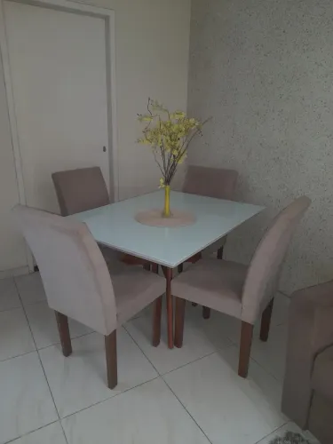 Mesa com cadeiras.