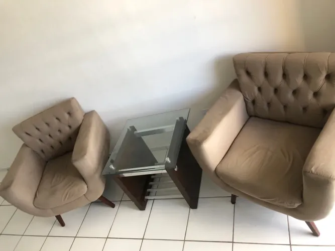Conjunto de 02 Poltronas Bege Capitonê + CORTESIA 01 centro quadrado