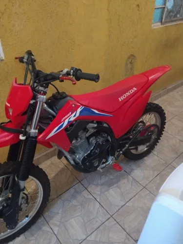 Crf zera de garagem fez umas 6 trilhas, peneu original zero relação original zera