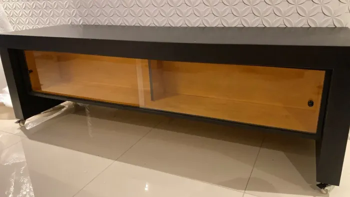 Rack de Madeira com Portas de Vidro