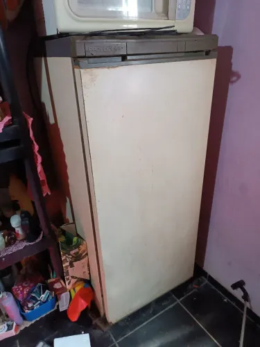 Vendo freezer em bom estado congelando muito! 300 reais
