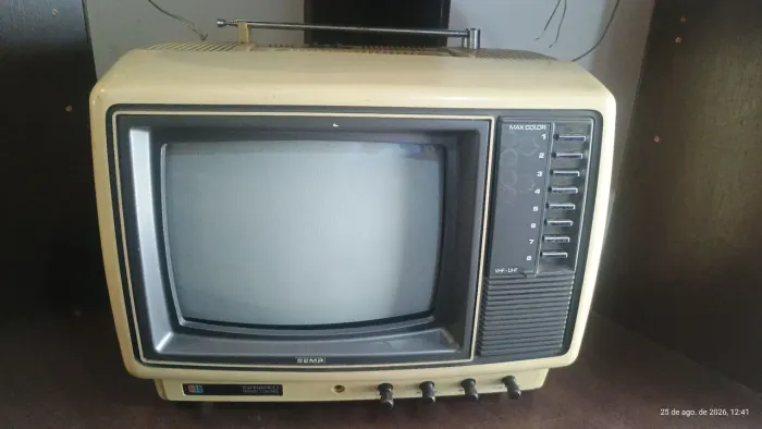 Tv Semp Toshiba 10 polegadas. Só fica no Stand By. Gabinete impecável.