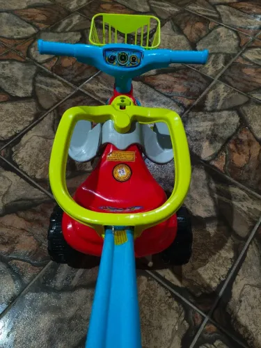Triciclo Tico Tico Magic Toys Festa com Aro para Proteção