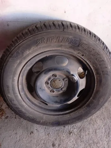 Pneu 215/65/16 com a roda linha Renault 