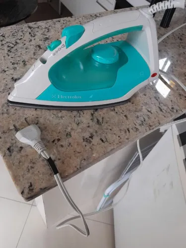 Ferro a Vapor Electrolux com pouco uso!