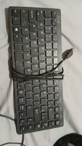 Teclado pequeno , webcam e caixinha de som